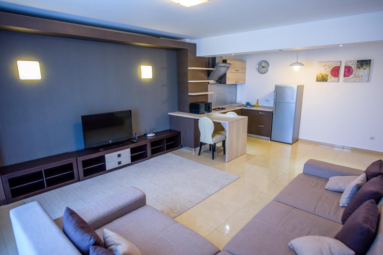 C&Y Zev Apartments Mamaia Exterior photo
